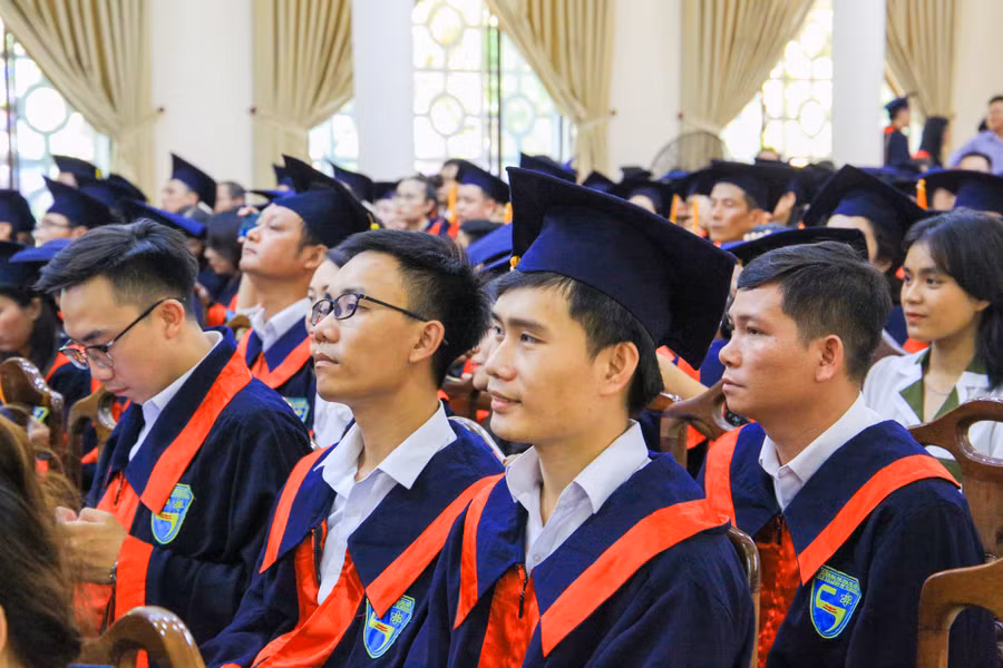 Các học viên háo hức chờ nhận bằng tại lễ tốt nghiệp.