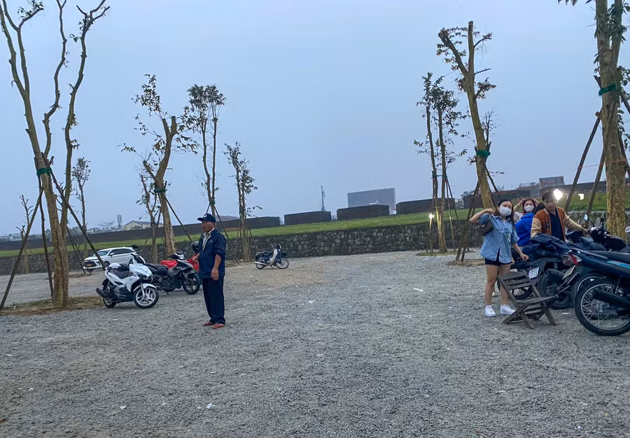 Khoảng sau 17h chiều ngày 2/2 tại bãi giữ xe này có 4 người gồm 2 phụ nữ lớn tuổi, 1 thanh niên và một người đàn ông mặc đồ bảo vệ. (Ảnh: Hoàng Hải).