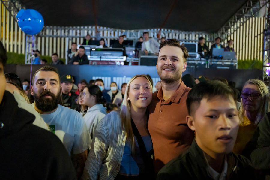 Du khách nước ngoài hào hứng cùng chào đón năm mới trên Quảng trường TP Huế. Du khách nước ngoài hào hứng cùng chào đón năm mới trên Quảng trường TP Huế.