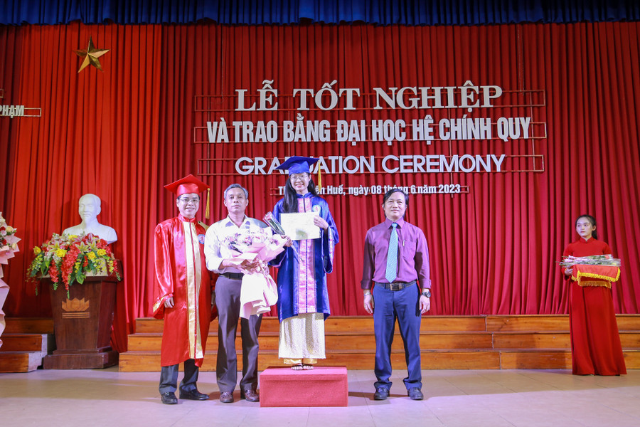 Trao bằng tốt nghiệp cho các tân cử nhân của ngành Giáo dục tiểu học.