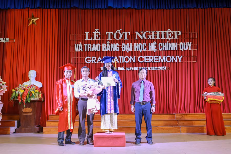 Trao bằng tốt nghiệp cho các tân cử nhân của ngành Giáo dục tiểu học.