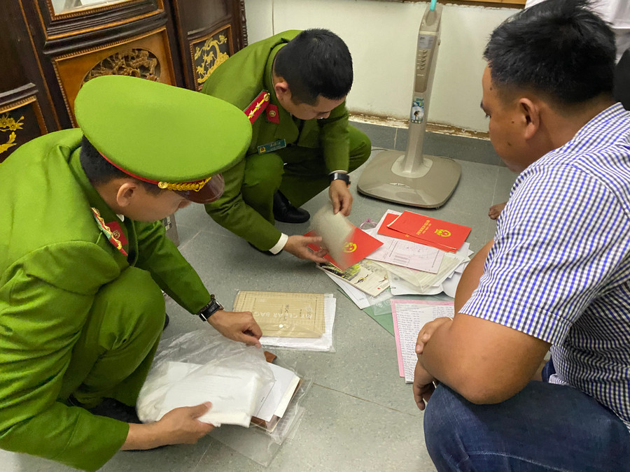 Công an khám xét nhà riêng các đối tượng.