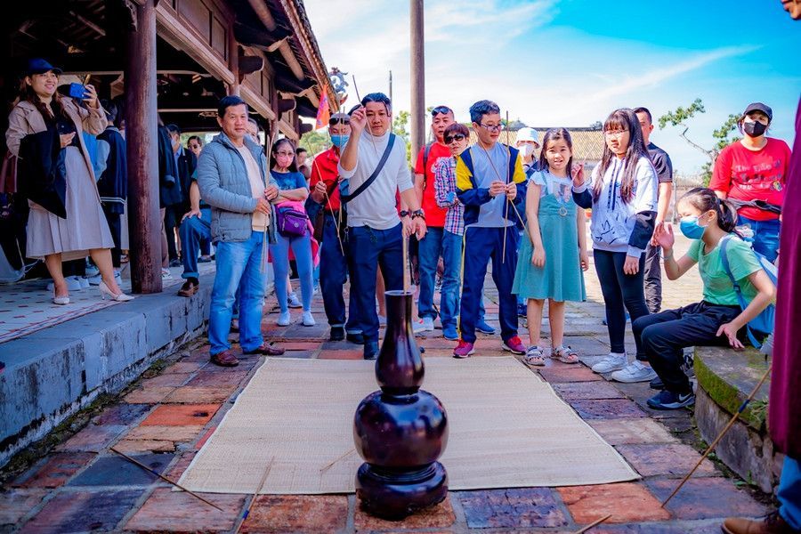 Trò Đầu Hồ - ném các thanh tre vào trong một bình gỗ có miệng nhỏ. Trò Đầu Hồ - ném các thanh tre vào trong một bình gỗ có miệng nhỏ.