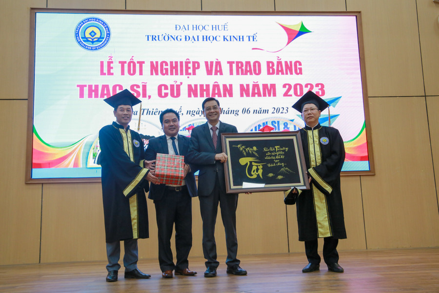 Đại diện các tân thạc sĩ tặng quà lưu niệm cho Trường ĐH Kinh tế, ĐH Huế. Đại diện các tân thạc sĩ tặng quà lưu niệm cho Trường ĐH Kinh tế, ĐH Huế.