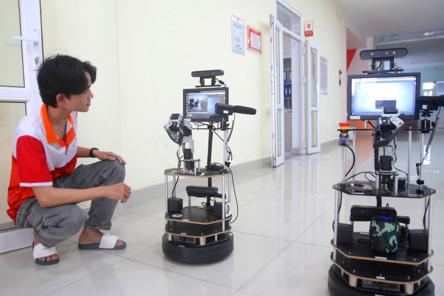 Các robot thông minh được quan tâm và chú ý. (Ảnh: Đại Dương). Các robot thông minh được quan tâm và chú ý. (Ảnh: Đại Dương).