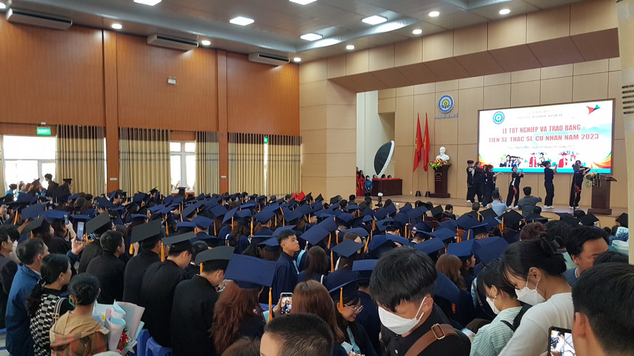 Buổi lễ trao bằng diễn ra trong không khí trang nghiêm.