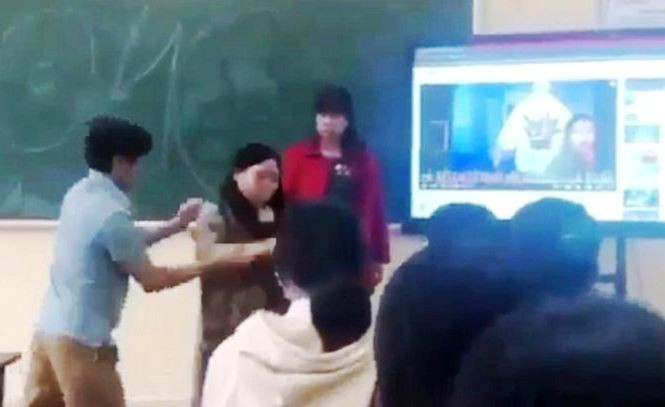 Ông Nguyễn Đức Phong "khóa tay" và đẩy bà Hồ Thị Tâm ra khỏi lớp trước sự chứng kiến nhiều học sinh. (Ảnh: Cắt từ clip) Ông Nguyễn Đức Phong "khóa tay" và đẩy bà Hồ Thị Tâm ra khỏi lớp trước sự chứng kiến nhiều học sinh. (Ảnh: Cắt từ clip)