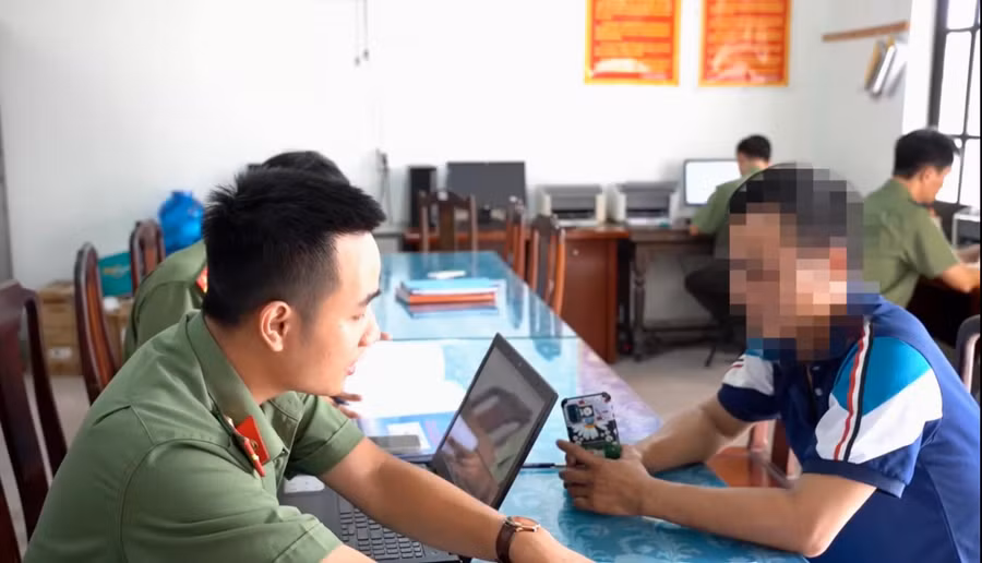 Công an thị xã Hương Thủy làm việc và xử phạt ông N.Q.T. (phải) vì sử dụng Facebook đăng xuyên tạc chính quyền địa phương (Ảnh: Thanh Đoàn).