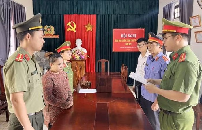 Công an đọc lệnh bắt tạm giam Nguyễn Thị Cẩm Vân. (Ảnh: H.L)