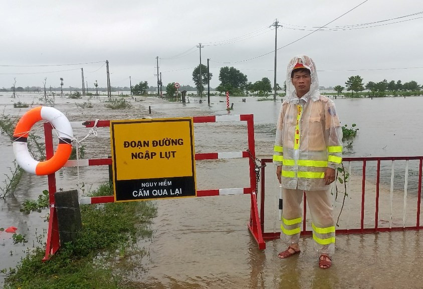 Công an các huyện chốt chặn ở những điểm nước sâu, không cho người dân qua lại đề phòng các tình huống nguy hiểm trong lũ. Công an các huyện chốt chặn ở những điểm nước sâu, không cho người dân qua lại đề phòng các tình huống nguy hiểm trong lũ.