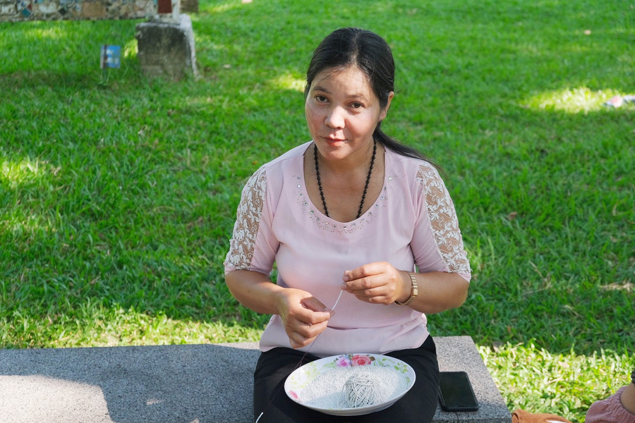 Chị Hồ Thị Nhàn cùng chồng vay mượn 4 triệu đồng để có tiền đưa con từ huyện miền núi về thành phố dự thi tốt nghiệp THPT.