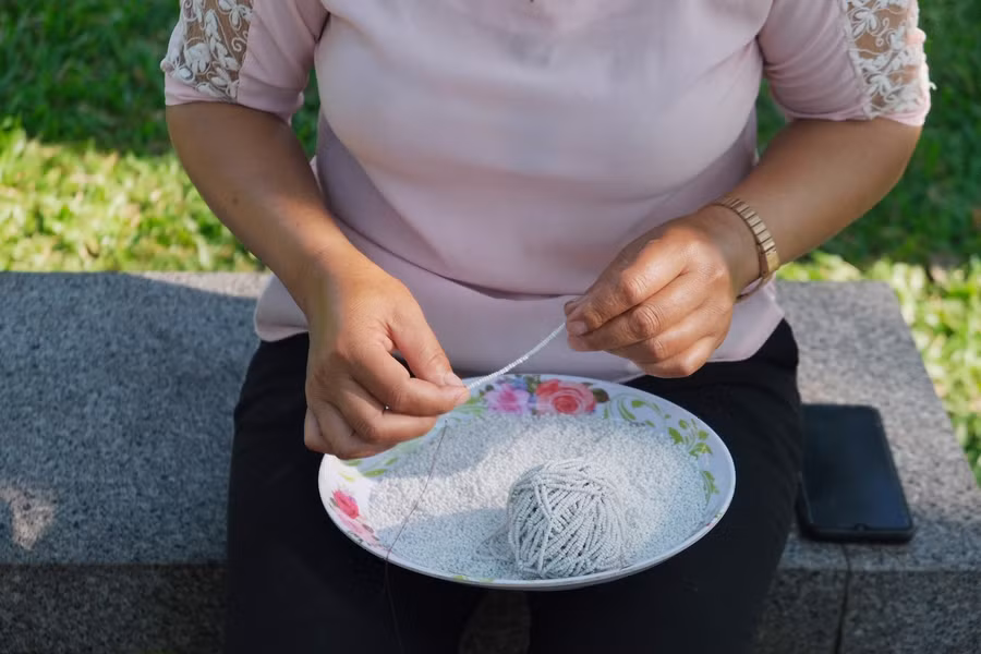 Chị làm thêm nghề dệt Zèng để kiếm thêm thu nhập trong lúc chờ con thi. Chị làm thêm nghề dệt Zèng để kiếm thêm thu nhập trong lúc chờ con thi.