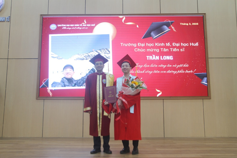Trao bằng tiến sĩ cho nghiên cứu sinh Trần Long.