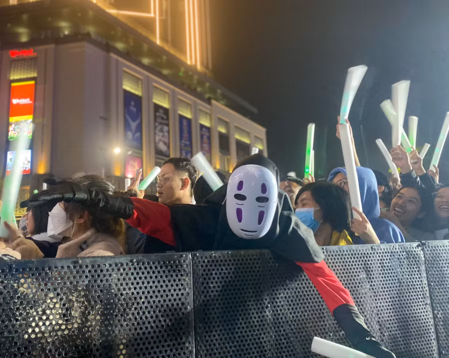 Một số bạn trẻ hóa trang vui nhộn. Một số bạn trẻ hóa trang vui nhộn.