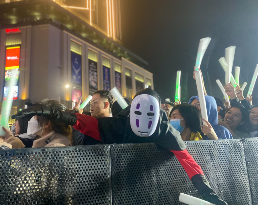 Một số bạn trẻ hóa trang vui nhộn. Một số bạn trẻ hóa trang vui nhộn.