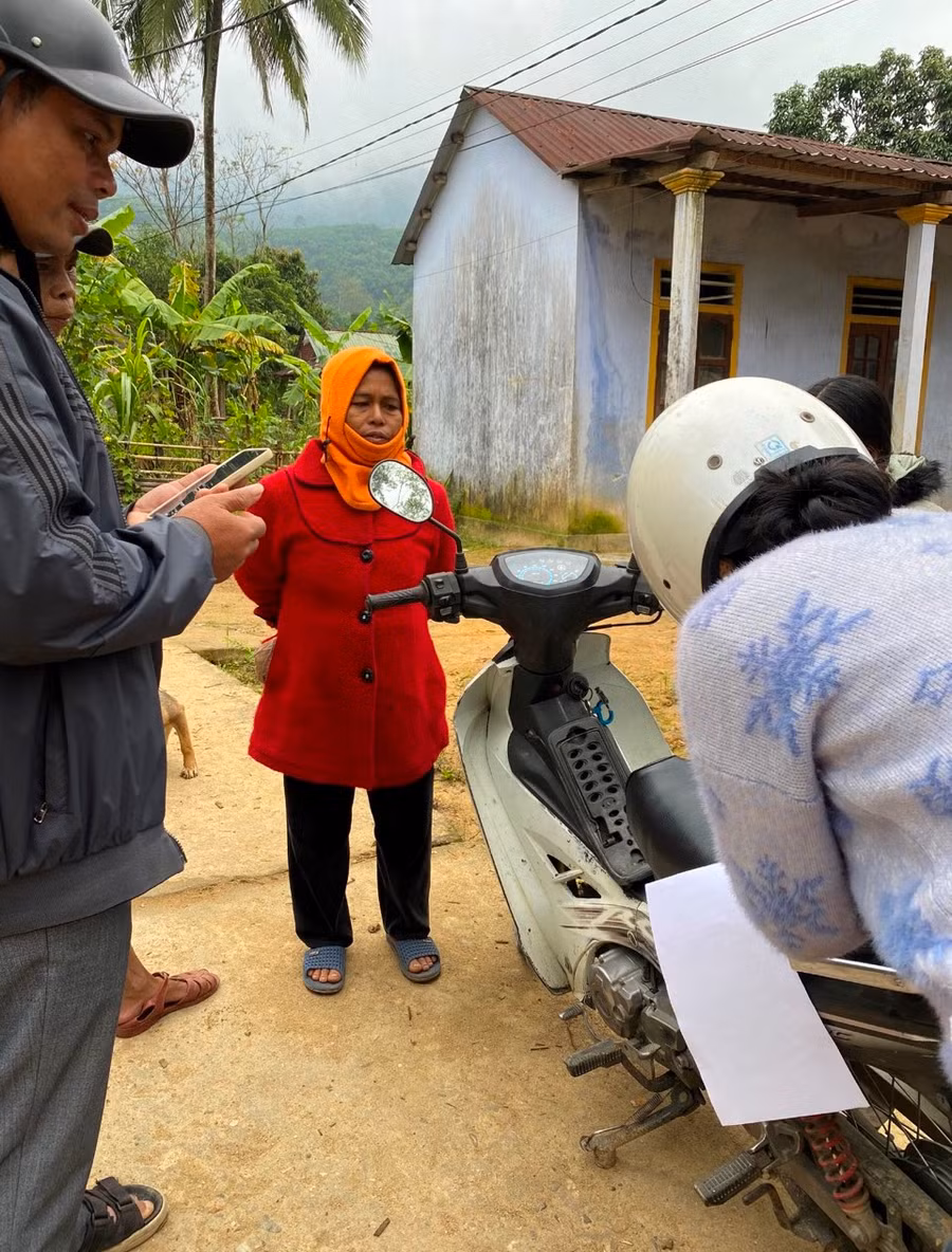 Việc vận động bà con diễn ra mọi lúc, mọi khung giờ nhưng vẫn gặp phải không ít khó khăn vì ý thức nhiều bà con vẫn không muốn học do tuổi cao, nhác học...