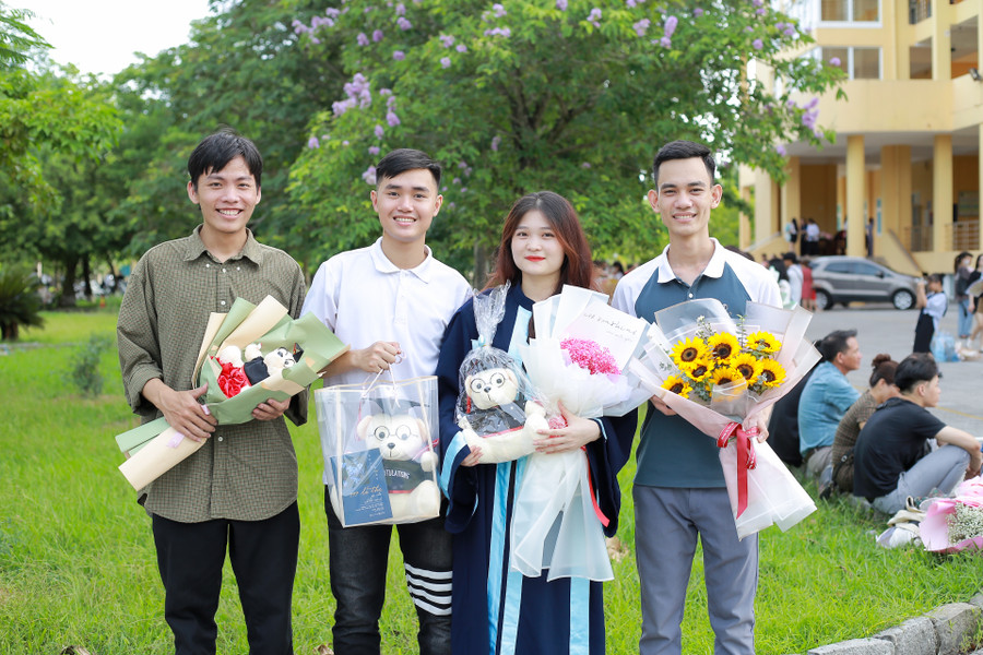 Người thân, bạn bè tặng hoa, gấu chúc mừng tân cử nhân Trường ĐH Kinh tế, ĐH Huế. Người thân, bạn bè tặng hoa, gấu chúc mừng tân cử nhân Trường ĐH Kinh tế, ĐH Huế.