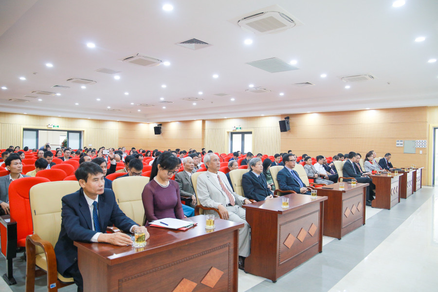 Buổi lễ có sự tham gia của đại diện Trung tâm kiểm định chất lượng giáo dục (ĐH Quốc gia Hà Nội), đại diện ĐH Huế, các thầy, cô nguyên là lãnh đạo ĐH Huế, nguyên là lãnh đạo Trường ĐH Nông lâm.