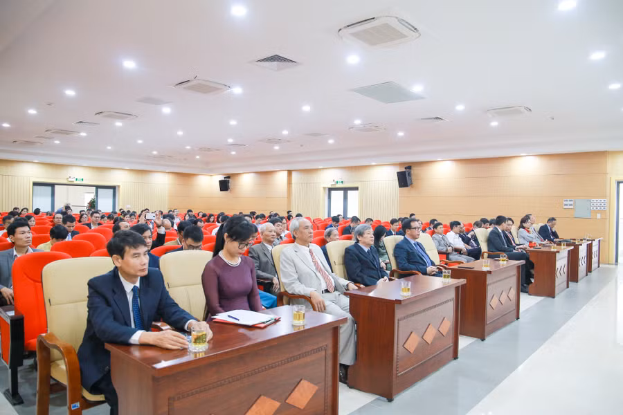 Buổi lễ có sự tham gia của đại diện Trung tâm kiểm định chất lượng giáo dục (ĐH Quốc gia Hà Nội), đại diện ĐH Huế, các thầy, cô nguyên là lãnh đạo ĐH Huế, nguyên là lãnh đạo Trường ĐH Nông lâm.