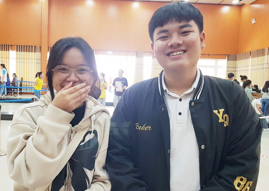 Em Nguyễn Đăng Vĩnh Nguyên (phải) và Văn Thị Khánh Ly (trái) - 2 tân SV ngành Marketing vui tươi chia sẻ về ước mơ công việc trong ngày nhập học.