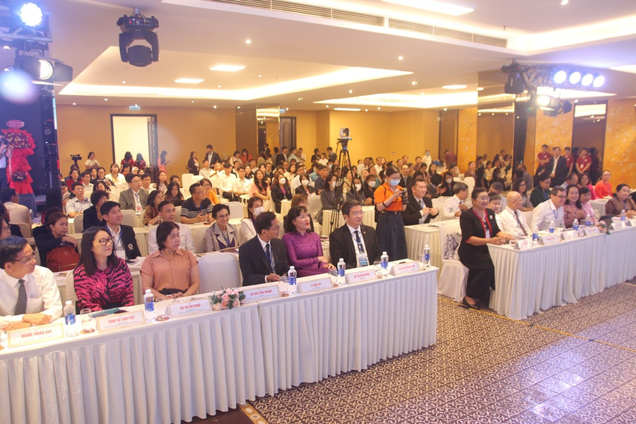 Các đại biểu nhiều quốc gia về tham dự Hội nghị “Tăng cường hợp tác liên ngành về giáo dục và nghiên cứu để giải quyết các vấn đề sức khỏe cộng đồng ưu tiên trong thời đại mới”. Các đại biểu nhiều quốc gia về tham dự Hội nghị “Tăng cường hợp tác liên ngành về giáo dục và nghiên cứu để giải quyết các vấn đề sức khỏe cộng đồng ưu tiên trong thời đại mới”.