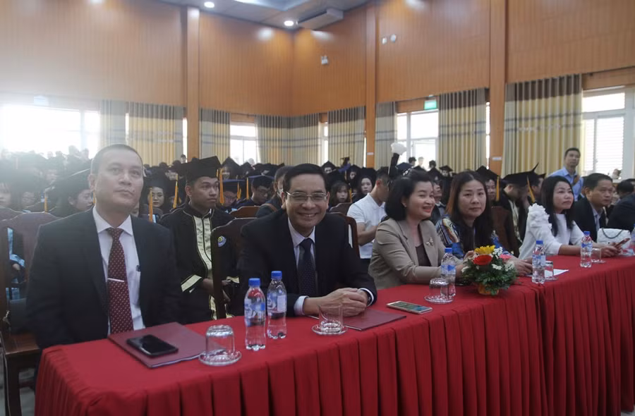 Ban Giám hiệu nhà trường và các thầy cô giáo hướng dẫn.