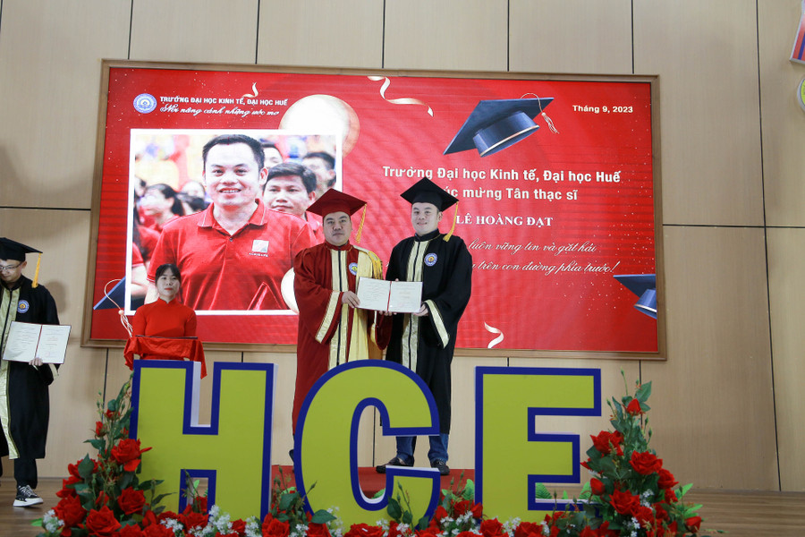 PGS.TS Trương Tấn Quân – Hiệu trưởng Trường ĐH Kinh tế, ĐH Huế trao bằng cho tân thạc sĩ. PGS.TS Trương Tấn Quân – Hiệu trưởng Trường ĐH Kinh tế, ĐH Huế trao bằng cho tân thạc sĩ.