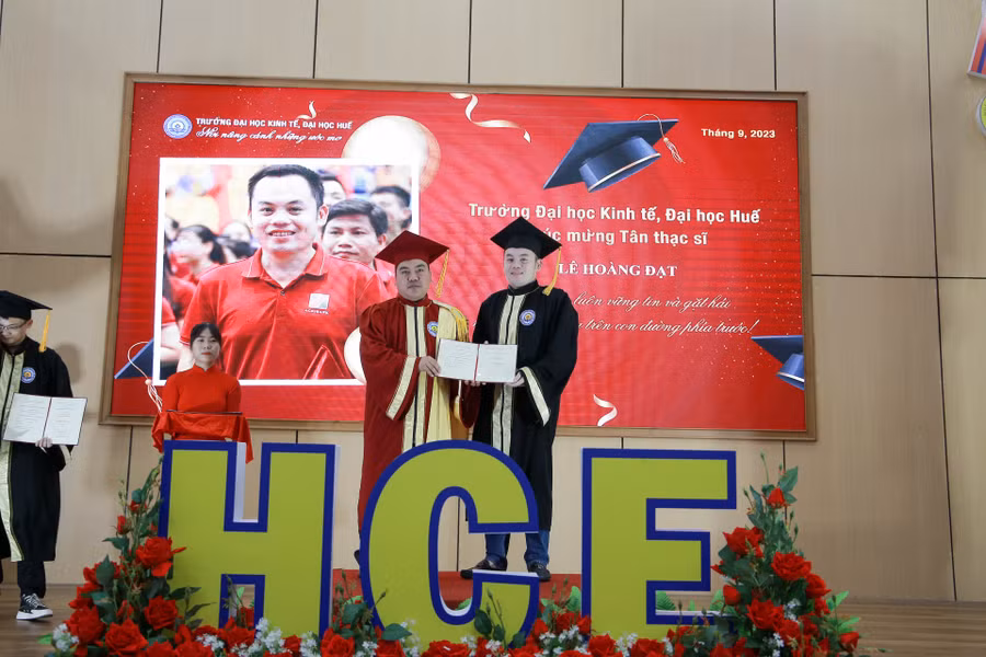 PGS.TS Trương Tấn Quân – Hiệu trưởng Trường ĐH Kinh tế, ĐH Huế trao bằng cho tân thạc sĩ. PGS.TS Trương Tấn Quân – Hiệu trưởng Trường ĐH Kinh tế, ĐH Huế trao bằng cho tân thạc sĩ.
