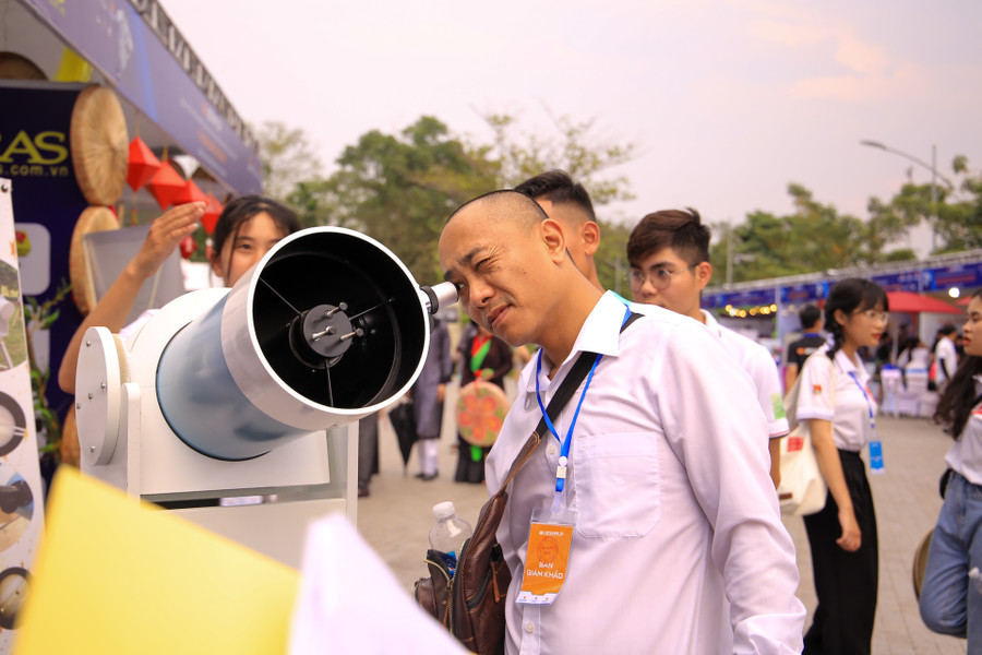 Ban Giám khảo trải nghiệm sản phẩm của sinh viên trường ĐH Tây Nguyên với ý tưởng Thiết kế, sản xuất kính thiên văn phục vụ các trường học.