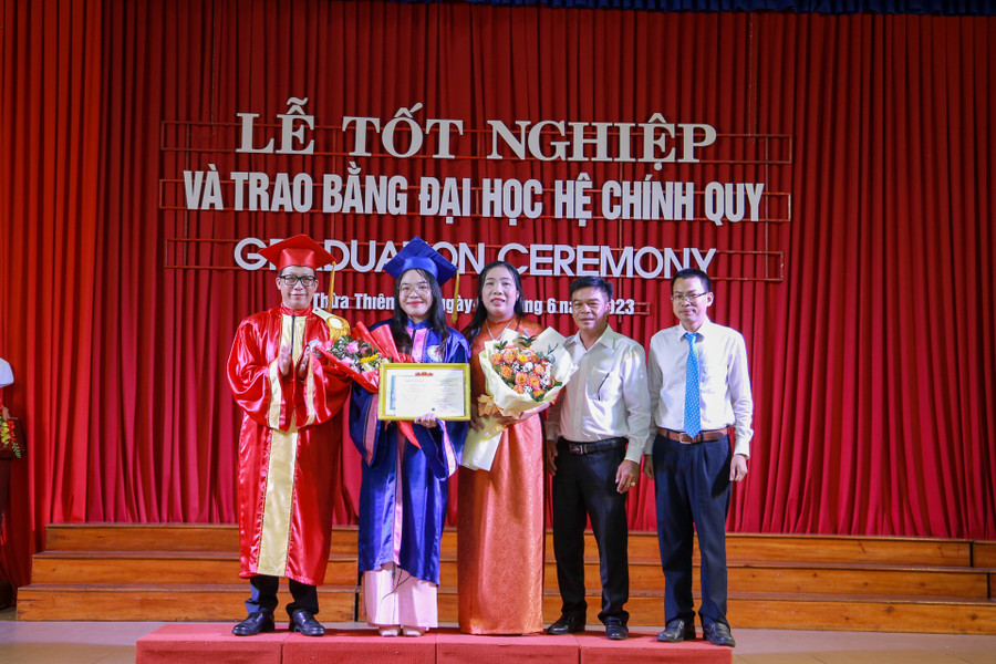 Trao giấy khen, bằng tốt nghiệp và tặng hoa chúc mừng thủ khoa của Trường ĐH Sư phạm, ĐH Huế.