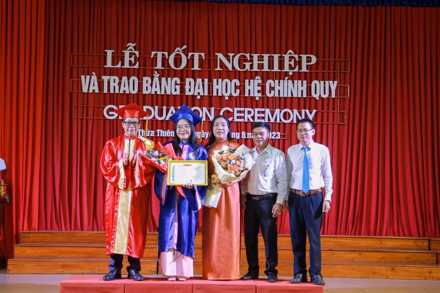 Trao giấy khen, bằng tốt nghiệp và tặng hoa chúc mừng thủ khoa của Trường ĐH Sư phạm, ĐH Huế.
