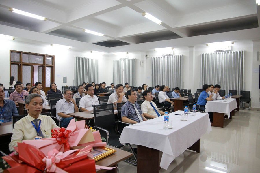 Buổi vinh danh có sự tham gia của đông đảo cán bộ, giảng viên và sinh viên của Trường ĐH Sư phạm, ĐH Huế đến chúc mừng TS Trần Quang Hóa. Buổi vinh danh có sự tham gia của đông đảo cán bộ, giảng viên và sinh viên của Trường ĐH Sư phạm, ĐH Huế đến chúc mừng TS Trần Quang Hóa.
