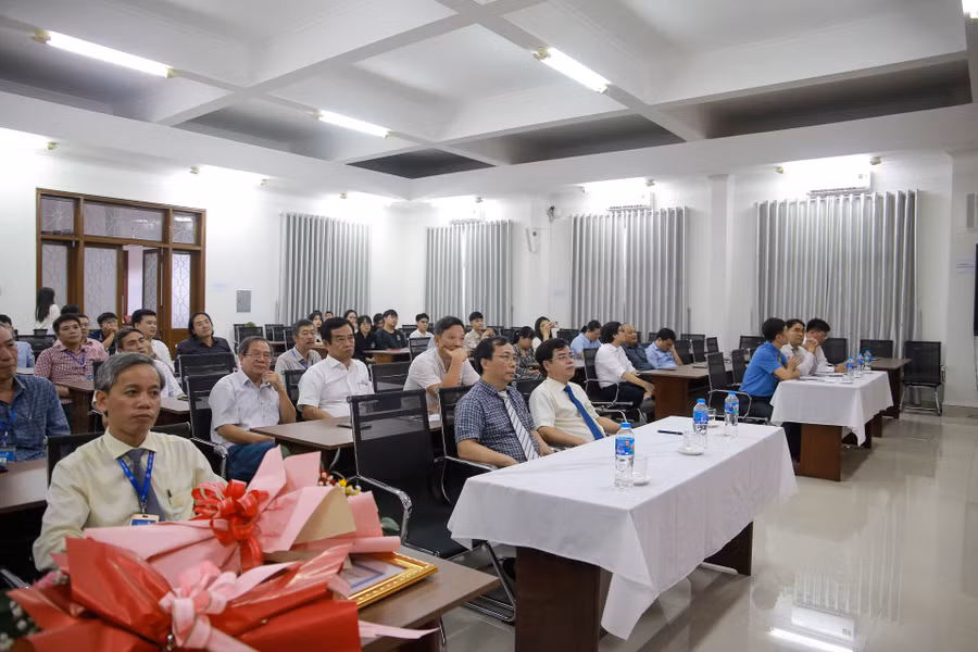 Buổi vinh danh có sự tham gia của đông đảo cán bộ, giảng viên và sinh viên của Trường ĐH Sư phạm, ĐH Huế đến chúc mừng TS Trần Quang Hóa.