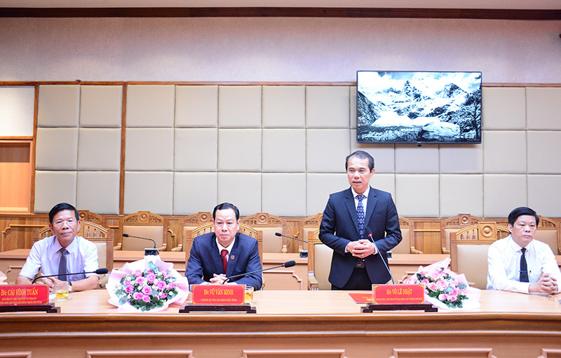 Ông Võ Lê Nhật - Phó Bí thư Thành ủy, Chủ tịch UBND Thành phố Huế (đứng) phát biểu nhận nhiệm vụ. (Ảnh: Tỉnh ủy Thừa Thiên - Huế) Ông Võ Lê Nhật - Phó Bí thư Thành ủy, Chủ tịch UBND Thành phố Huế (đứng) phát biểu nhận nhiệm vụ. (Ảnh: Tỉnh ủy Thừa Thiên - Huế)