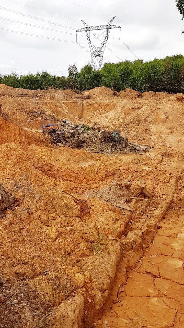 Mất an toàn trong vận hành lưới điện cao thế quốc gia khi tình trạng khai thác đất lậu diễn ra ngay dưới đường dây.