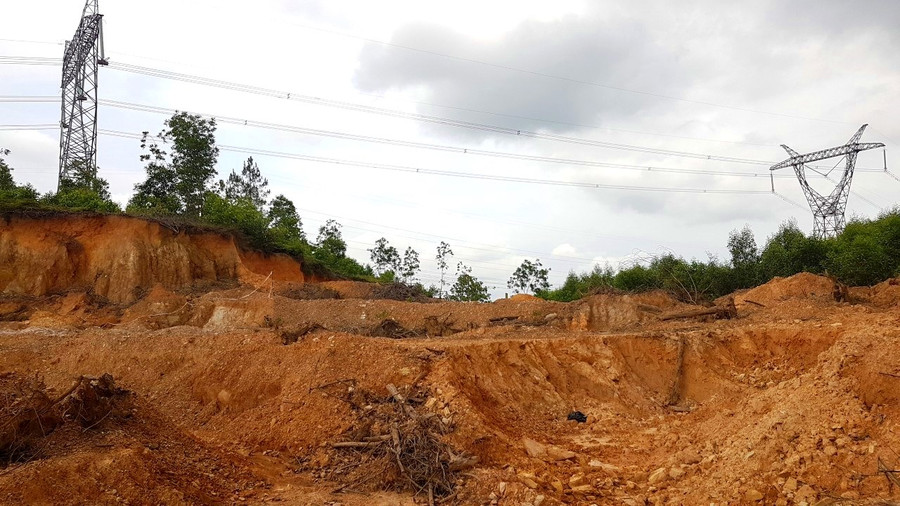Nhiều hầm hố tại khu vực đồi bị "đất tặc" lấy đất dưới chân đường dây điện cao thế. Nhiều hầm hố tại khu vực đồi bị "đất tặc" lấy đất dưới chân đường dây điện cao thế.