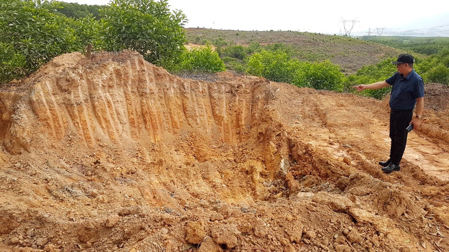 Những dấu vết mới của việc xúc trộm đất.