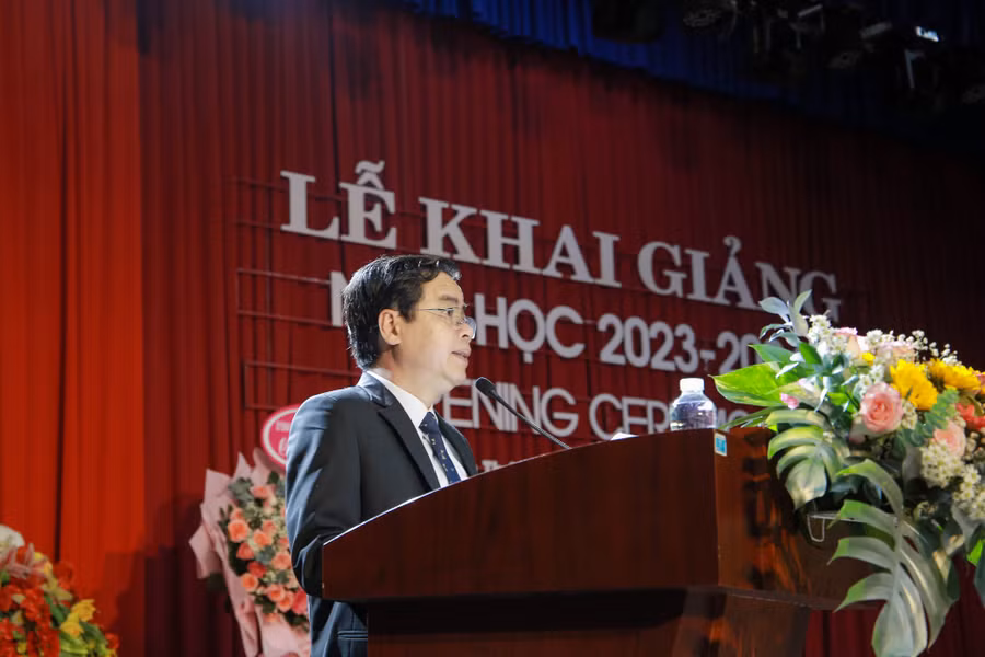 PGS.TS Nguyễn Thành Nhân – Phó Hiệu trưởng Trường Sư phạm, ĐH Huế phát biểu tại lễ khai giảng năm học mới.