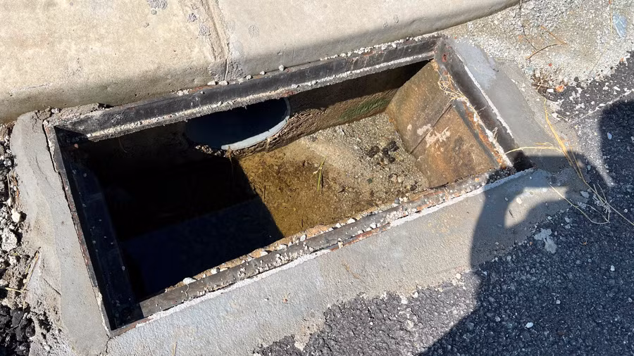 Nhiều bộ chắn rác gồm khung và tấm chắn rác bằng gang giá 5,1 triệu đồng/bộ bị lấy cắp (Ảnh: Đại Dương).