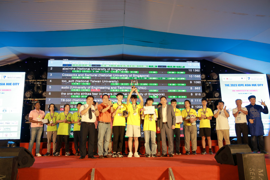 Ban tổ chức trao giải cho đội vô địch Hàn Quốc. Ban tổ chức trao giải cho đội vô địch Hàn Quốc.