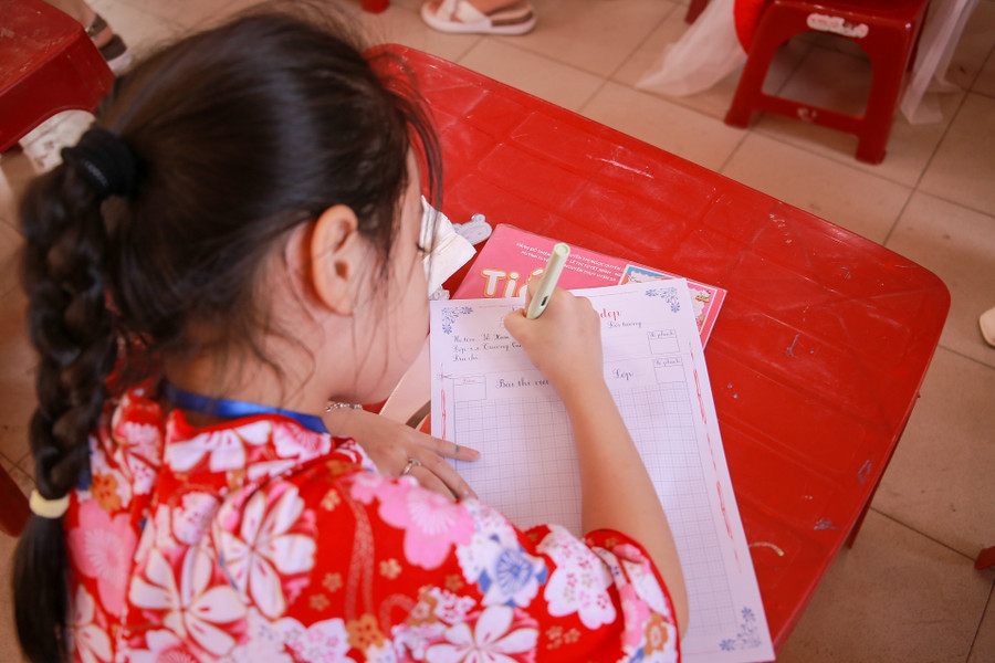 Nắn nót viết từng chữ tại cuộc thi. Nắn nót viết từng chữ tại cuộc thi.