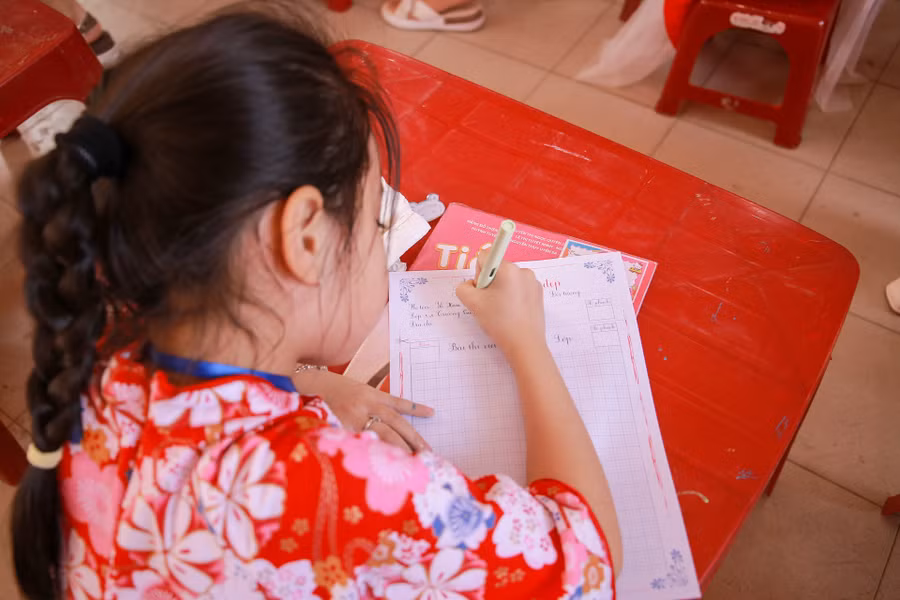 Nắn nót viết từng chữ tại cuộc thi.