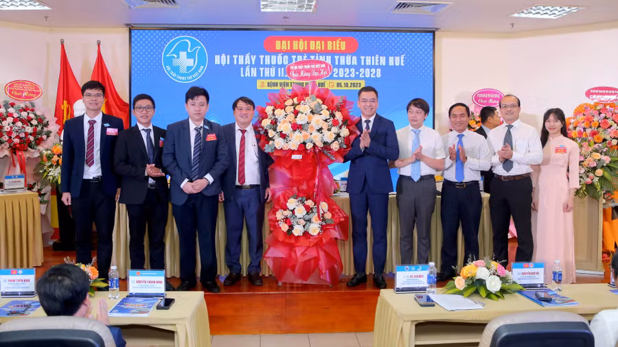 TS Hà Anh Đức - Chủ tịch Hội Thầy thuốc trẻ Việt Nam, Chánh Văn phòng Bộ Y tế (thứ 5 từ phải qua) tặng hoa chúc mừng Đại hội Thầy thuốc trẻ tỉnh Thừa Thiên - Huế nhiệm kỳ 2023-2028.