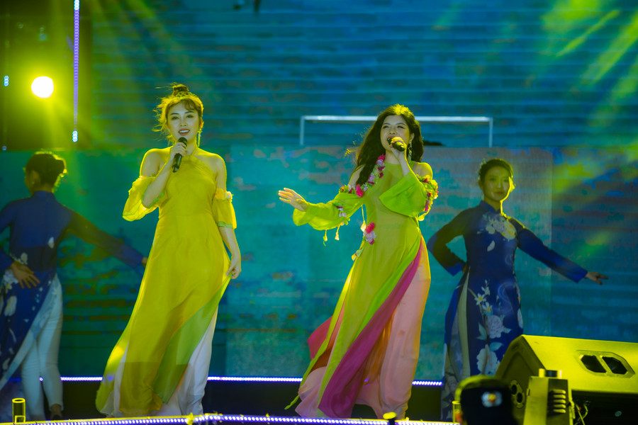 Các tiết mục âm nhạc đầu tư công phu, sôi động kết hợp dàn âm thanh chất lượng khuấy động không khí của chương trình. Các tiết mục âm nhạc đầu tư công phu, sôi động kết hợp dàn âm thanh chất lượng khuấy động không khí của chương trình.