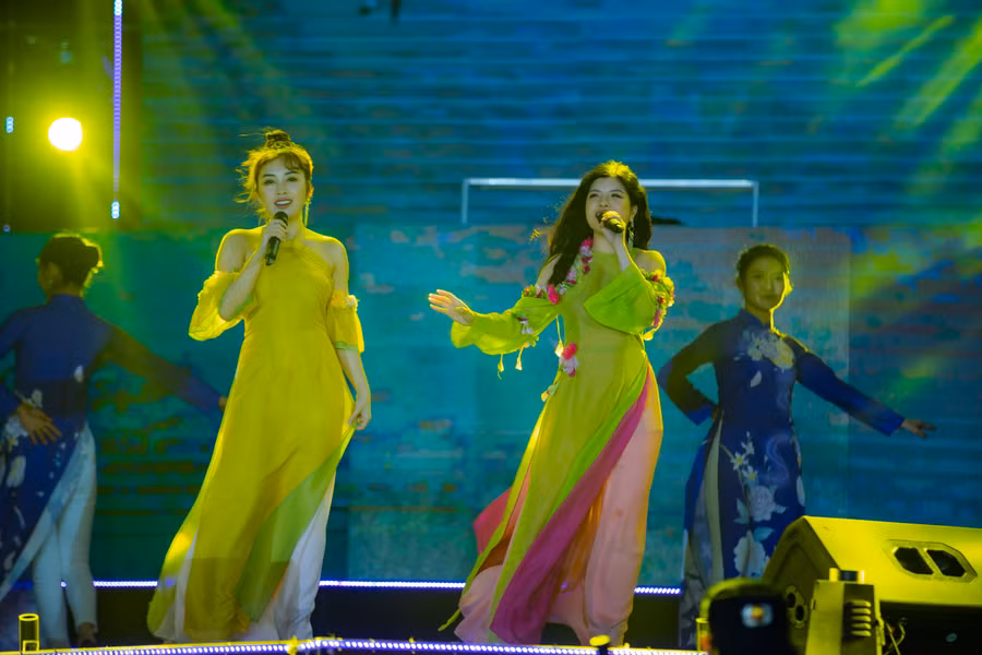 Các tiết mục âm nhạc đầu tư công phu, sôi động kết hợp dàn âm thanh chất lượng khuấy động không khí của chương trình.