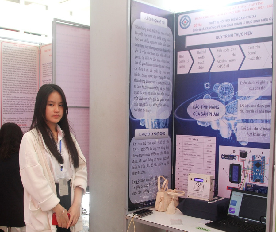 Phần thuyết minh đề tài là phần thi quan trọng. Trong ảnh là đề tài Thiết bị hỗ trợ điểm danh từ xa giúp nhà trường và gia đình quản lý học sinh hiệu quả.