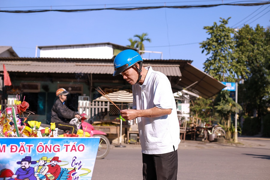 Ông Phan Văn Chương đem tượng ông Táo đến địa điểm bố trí khung và thắp hương vái lạy, tiễn Táo lên trời. Ông Phan Văn Chương đem tượng ông Táo đến địa điểm bố trí khung và thắp hương vái lạy, tiễn Táo lên trời.