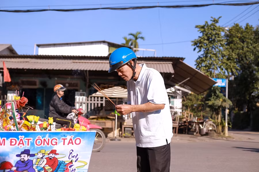 Ông Phan Văn Chương đem tượng ông Táo đến địa điểm bố trí khung và thắp hương vái lạy, tiễn Táo lên trời.