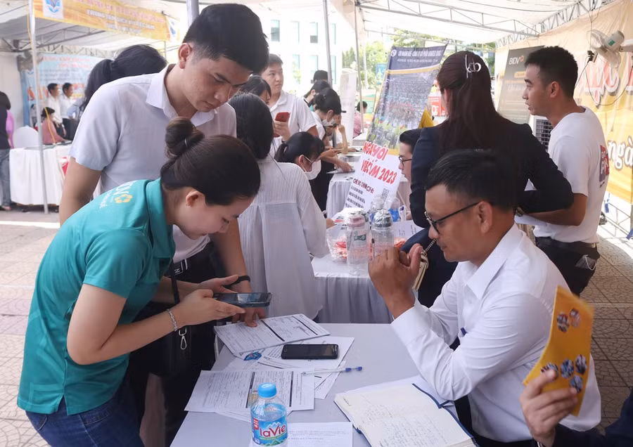 Các ứng viên tìm hiểu thông tin từ nhà tuyển dụng.