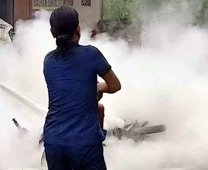 Các cô giáo Trường Mầm non Phong Hiền II cầm bình chữa cháy dập lửa đám cháy xe máy trước cổng trường. (Ảnh: ANTT huyện Phong Điền)